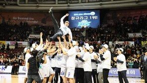 KCC, 16년만의 우승…‘소리없이 강한’ 리더십 보여준 추승균 감독