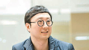 [DBR]“폰카로 명함 찍으면 자동 관리… 사람이 정보 입력해 오류 줄여”