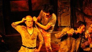 ‘누룽지형 인간’이란?…연희단거리패 연극 ‘방바닥 긁는 남자’