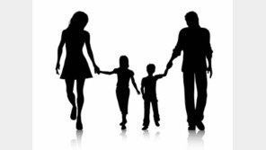 맞벌이 아내, 남편보다 육아에 2배 이상 참여…평일-주말 비교해 보니? ‘눈길↑’