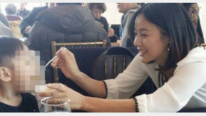 ‘소길댁’ 이효리 근황은?…아이에게 음식 떠먹여 주는 자상한 모습 ‘훈훈’