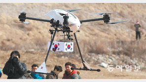 구호품 실어나르는 드론