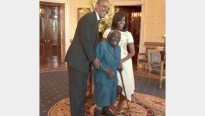 106세 할머니, 오바마 내외와 백악관서 ‘덩실덩실’