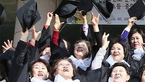 “까막눈 설움 이제 벗어나… 은행 가는 게 두렵지 않아요”