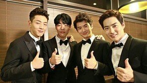 ‘글로리데이’ 류준열, 스크린 밖 우정 인증샷 ‘훈훈’