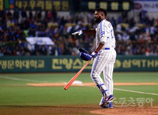 실탄 소지 혐의 나바로 석방