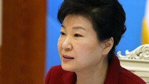 “통탄할 국회”… 20분간 10여차례 책상 내려친 朴대통령