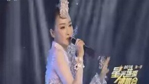 마이크 거꾸로 든 중국 여가수, 립싱크 들통나