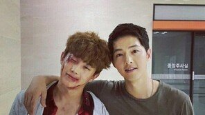 “잡았다!”… ‘태양의 후예’ 송중기, 김민석과 인증샷