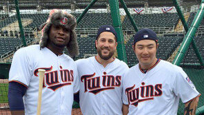 “오승환이 뿌리는 공, 점프를 하네”