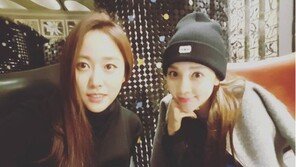 ‘황정음 결혼식 참석’ 아유미, 전혜빈과 다정한 인증샷…미모가 ‘반짝’