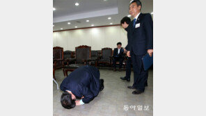 새누리당 공천심사… 큰절하는 예비후보