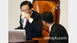 [필리버스터 국회] 정의화 의장, 허리 아플까봐 발판 마련하기도