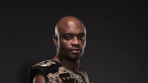 UFC 앤더슨 실바, 비스핑에 0대 3 판정패…‘챔피언의 굴욕’