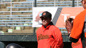 조원우 감독 “롯데는 우승후보 아니다…팀 삼진·병살타를 봐”