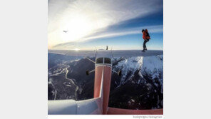 비행기 날개 위에 선 남자