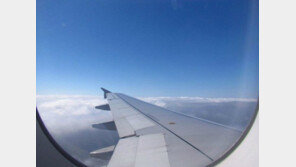 비행기 이착륙시 창문 덮개 왜 열라고 할까?… “아하! 이런이유가”