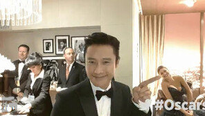 아카데미 시상식 이병헌, 백스테이지서 소피아 베르가라와 ‘해맑은 손가락 장난’