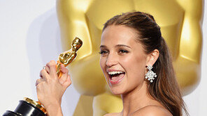 ‘대니쉬걸’ 알리시아 비칸데르, 여우조연상 수상