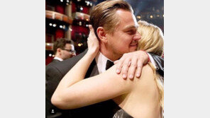 케이트 윈슬렛, 남우주연상 디카프리오와 감격 포옹