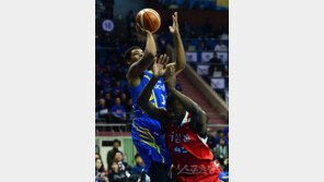 와이즈 3차전 23점·11R 활약…삼성, 6년 만에 PO서 첫 승리