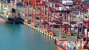 2월 수출 12.2%↓, ‘수출액’ 14개월 연속 감소…‘수입액’ 감소로 무역수지는 ‘흑자’