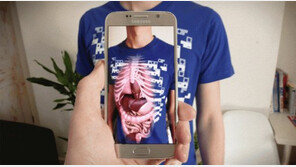 스마트폰 갖다대면 몸 속 장기가…증강현실 티셔츠 눈길 