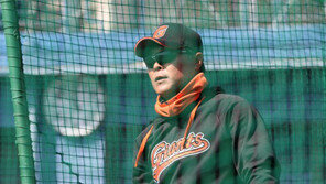 롯데 김태균 수석코치, 악역을 맡은 자의 책무