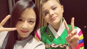 ‘SNL 코리아’ 예원, 클로이 모레츠와 인증샷 “한복 입은 클로이, 알라뷰♥”
