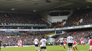 ‘북런던 더비’ 입장권 암표 102만원…장대비에도 열렬한 응원