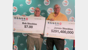 같은 날 복권 당첨된 형제, 1명은 3500억 원 vs 1명은 8000원