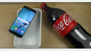 ‘방수폰’ 갤럭시S7 엣지, 콜라에 담갔더니… ‘결과는?’