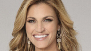 스토커가 호텔 벽 뚫고 누드몰카…美女리포터, 662억 배상받는다 