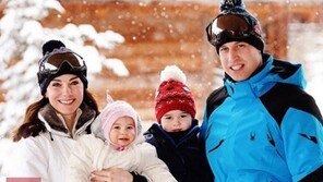프랑스서 휴가 보낸 英 윌리엄 왕세손 가족 “왕자·공주 많이 컸네”