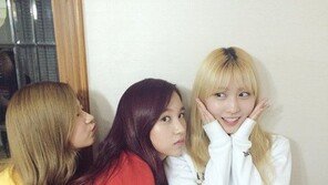 ‘우아한 사생활’ 트와이스 모모-미나-사나 셀프 홍보? ‘꽃받침’ 포즈에 애교 폭발