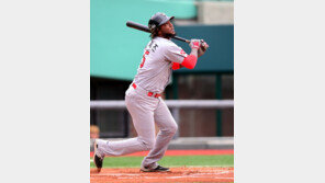 ‘홈런 신고’ SK 고메즈, 타격은 ‘B학점’ 수비는 ‘A학점’