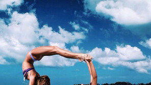 여자 둘 남자 하나, 예술적인 3인조 요가 ‘화제’