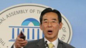 “공천 발표가 장난이냐” 더민주 경선 발표장 기자들 항의 소동 