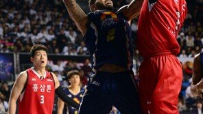 에밋 39점…KCC, 챔프전 진출 1승 남았다