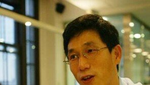 진중권 ‘윤상현 파문’에 “ 한편의 조폭영화… 그 낯짝은 얼마나 두꺼운가 ”