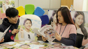 ‘총선 홍보대사’ 가수 설현 포스터 점검