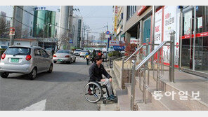 [현장속으로]장애인들에게 무용지물 된 ‘은행 ATM 코너’
