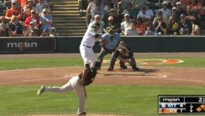 첫 안타 김현수 “ 보여줄 게 많다” 쇼월터 감독 “이제 1타수 1안타” 격려