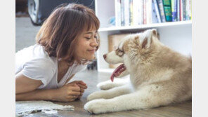 반려견과 하루 47분 대화..'배우자보다 더 길어"