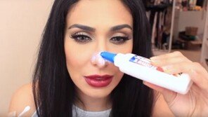 유명 블로거, 갑자기 코에 본드를… ‘도대체 왜?’