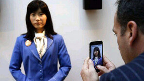 도시바가 공개한 ‘더 사람 같아진’ 인간형 로봇