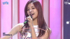 트와이스 쯔위, 외설 문구 적힌 상의 입고 TV 출연 논란 