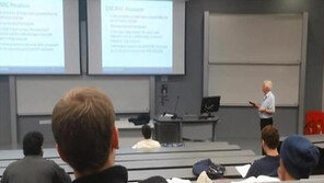 英 유명 교수, 포르노 배우 사실 탄로나자 사임 