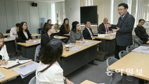 美 존스홉킨스대 대학원생 13명 본보 방문… 탈북기자와 대화