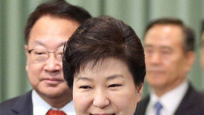 朴대통령 “일자리 공약 내건 정치권, 진정성 의문”